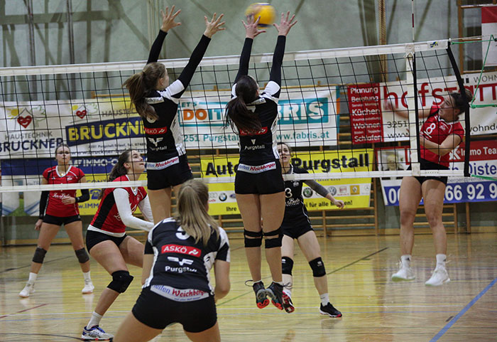 Verena Wenighofer und Lorena Brandhofer im Block gegen die Gegner aus Oberndorf
