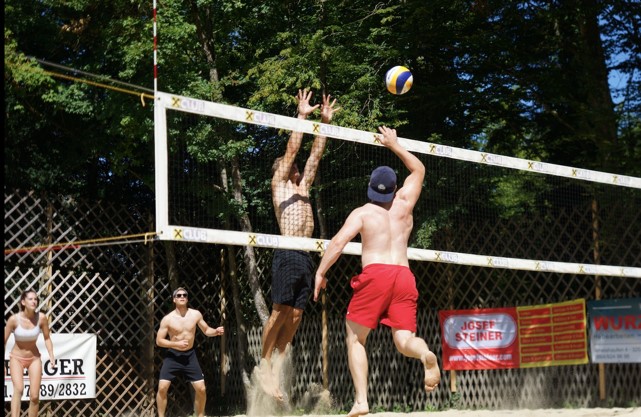 Beach-Volleyballturnier in Purgstall, Hit the Beach, Hannes Wurzenberger, am Block Aurel Pöchhacker, Verteidigung: Simone Luksch und Lorenz Pöchhacker. Aufgenommen vom ASKÖ.